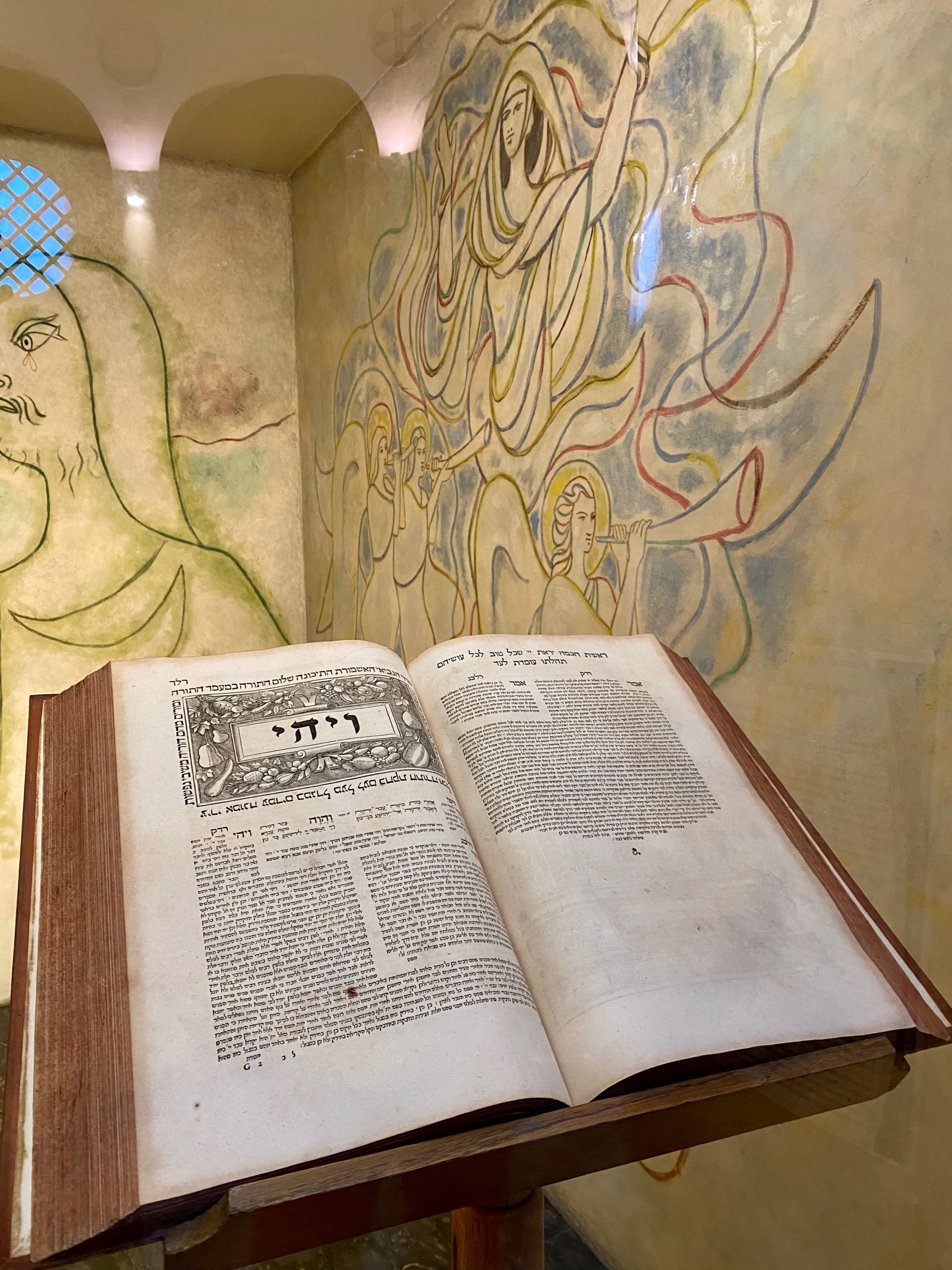 La Bible hébraïque des Rabbins installée dans la chapelle Cocteau de Notre Dame de France