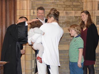 sacrement du baptême- famille autour du pasteur et de l'enfant