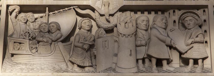 © EPFL, Tympanum sculpted by J. Prangnelli 1950 and representing the departure of the French Huguenots, their arrival in England and the granting of the Royal Charter by Edward VI