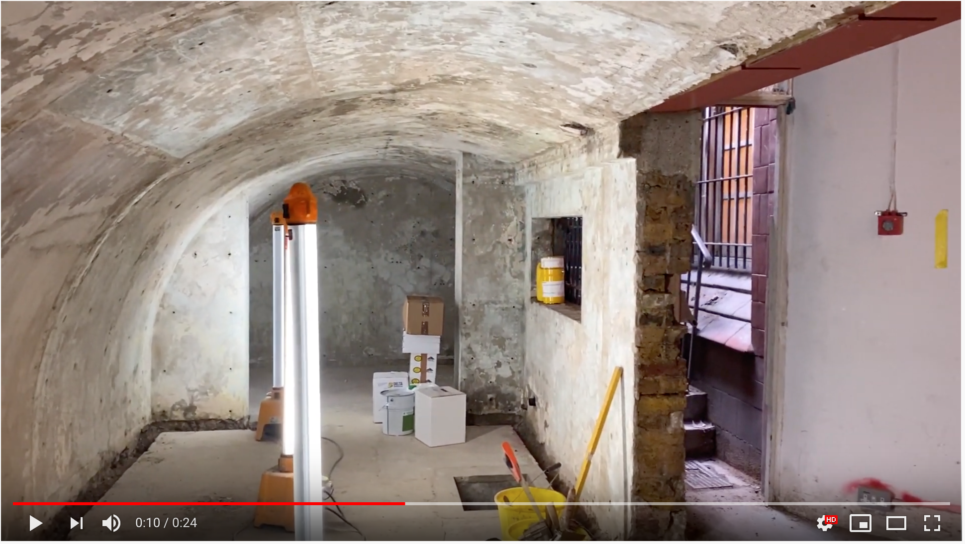Sous le trottoir de Soho square, la structure mise à nue de l'espace vouté qui arbitrera la cuisine et le couloir des toilettes